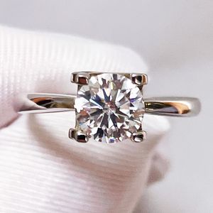 Moissanite Simple Bull Head 50 Point 0.5ct 1ct 2ct 8 Hearts och 8 Pilar Cut Color D-F VVS 925 Sterling Silver Diamond Ring