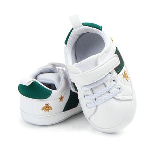 Nyfödda babyskor pojke tjej klassisk sport mjuk ensam pu läder första vandrare spjälsäng mockasins casual sneakers skor