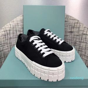 2021 Kvinnor Casual Sneakers med Trainer Platform Gummi Botten Tjock Kanfastryck Skor Lace-up Lyxig Cassetta Wheel Box