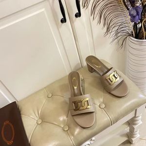 Boutique Damskie kapcie Moda Letnia Plaża Gruba Heel Skórzane Sandały Klamra Łańcuch Buty Ślubne Dostawa Duży 35-42