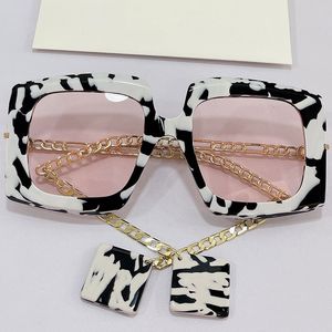 Occhiali da sole da donna 0722S moda classica montatura in colore bianco e nero abbinata lente rosa asta con catena in metallo con personalità pendente occhiali selvaggi firmati anti UV400