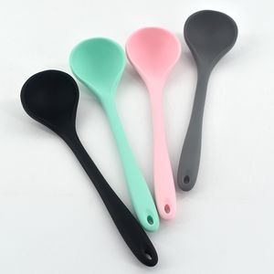 Commercio all'ingrosso di spessore tutto in uno in silicone manico lungo grande cucchiaio da zuppa pentola calda cucchiaio per porridge utensili da cucina per la casa