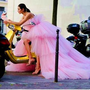 現代の淡いピンクの高い低いプロンプのドレスティアードスカートチュールストラップレスショートフロントロングバック夏のQuinceaneraドレス女の子特別な日パーティーガウン