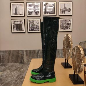 Skor kvinnor över knä stövlar vinterpatent läder sträcka lång plattform blixtlås designer botas de mujer storlek 34-41 941