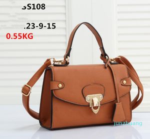 Tasarımcı-Kadınlar Deri Omuz Crossbody Çanta Göğüs Eğik Rahat Çanta Çantalar Flap Moda Şerit Zincir Siyah 23 * 9 * 15 cm