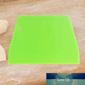 Multifunções plásticas do raspador do raspador de massa verde do cozimento DIY para o bolo 1pcs acessórios portáteis da cozinha do cortador de pastelaria portátil