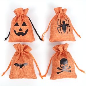 Halloween 50st / Pack Presentförpackning Bat Pumpkin Skull Linne Burlap Candy Drawstrings Bag Pocket Treat Snacks Förvaringspassar Cookie Pouch Kids Trick eller Treating Decor Th0074