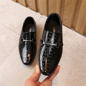 Jungenschuhe Kinder Leder Wohnungen für mittelgroße große Jungen Metallschnalle Klassischer Stil Mode Weiß Schwarz für Hochzeit Bühne 26-36 Neu 210306