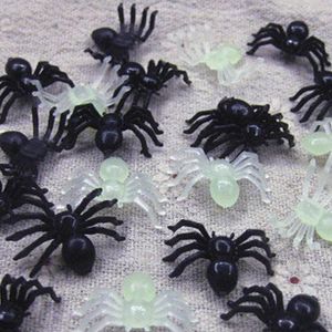 100pcs / Set Schermo decorativo di Halloween Piccolo giocattoli di ragno falso di plastica nera Giocattoli divertenti scherzo scherzo Props realistici 0651