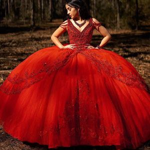 2022 Sexig Mörk Röd Quinceanera Ball Gown Dresses V Neck Lace Appliqus Crystal Beading Tulle Sweet 16 Sweep Train Plus Size Party Prom Evening Gowns