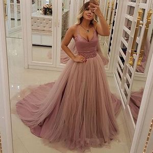2021 Sexy Dusty Pink Lange formelle Abendkleider Spaghettiträger Tüll Abendkleid Perlenschärpe Hofschleppe Plus Size Kleider für besondere Anlässe