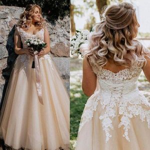 2021 Vestidos de novia de champán claro con apliques de encaje Botones cubiertos Corsé Longitud del piso de tul Vestido de boda de país vestido de novia