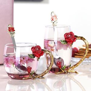 恋人の結婚式のためのハンドグリップの完璧な贈り物とマグカップ赤いバラのエナメルクリスタルマグの花茶ガラス高級カップ