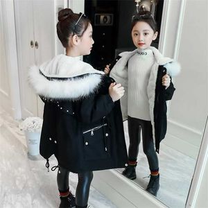 冬の女の子の綿のジャケットの子供たちのファッションパーカーのコート服の長さ厚さのパーカーオーバーコートフェイクファーのアウターキッズ211027