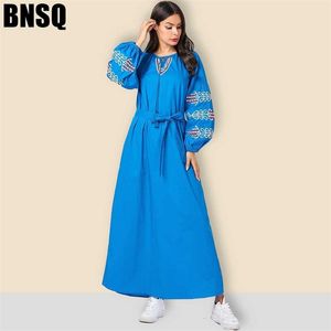 9037 Onurlu ve Rahat Arap Büyük Kadın Elbise Mavi Işlemeli Kabarcık Kol Müslüman Boş Zaman