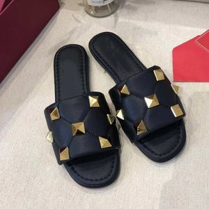 VG Gold Rivet Slipper Sandálias de couro de bezerro Itália Marcas famosas Scuffs Pontos rômbicos Sliders Mulheres Chinelos de salto baixo vermelho Luxos Designers Sapatos de alta qualidade 6 cores