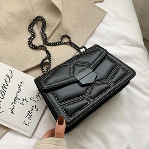 HBP Luxurys Axelväskor punk Designer handväskor kvinnor Nitklaff handväska cross body clutch Lyxkedja Handväska modeväskor dam Satchel Wristlet messenger bag