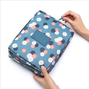 Bärbar multifunktionell resa Essential Storage Bag Kvinnor Vattentät Kosmetisk Utomhus Girl Makeup Toalettsaker Organizer Väskor