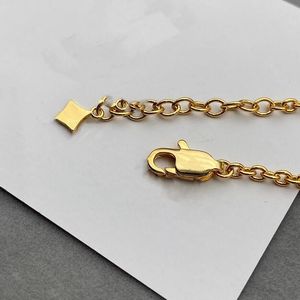 Unisex designer charm bangles guld v brev högkvalitativa smycken armband pläterad enkel hjärta lyx titanälskare armband kedja smycken linka