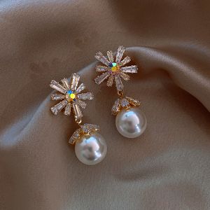 Charmante Strass-Blumen-Ohrringe, Pflanze, elegante kurze Anhänger-Perlenohrringe für Damen, Modeschmuck