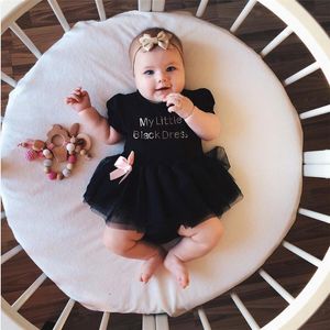 Rompers Born Baby Girl Dress Letter Print Lace Short-Sleeved Black Princess Tulle Party Bow Decoration för sommaren