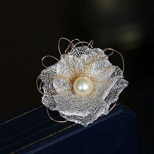 2021 regalo di gioielli da donna con spilla di lusso a fiore grande con rete di perle d'acqua dolce naturali fatte a mano