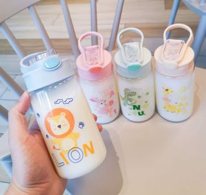 L'ultima tazza da caffè in plastica per bambini da 16,3 once, cannuccia incorporata, tazza d'acqua portatile a prova di caduta con molti stili di stampa, supporta il logo personalizzato