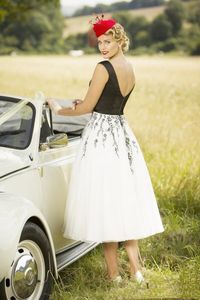 Vintage czarno -biała suknia ślubna długość herbaty 2021 Krótka linia sukien ślubna aplikacje Koronkowe rękawe zbiornikowe sukienka panny młodej 249B