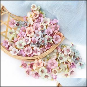 Dekorativa festliga tillbehör Hem Gardendecorative Blommor Kransar 100st Mini Multicolor Silk Konstgjorda Daisy Flower Heads för DIY-krans
