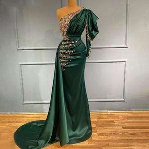 2022 Dunkelgrüne Meerjungfrau-Overskirts-Abschlussballkleider Langarm One Shoulder Perlen Abendkleider Partykleid mit Schleppe