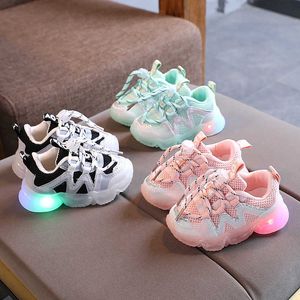 Boyutu 21-30 Bebek Kız Parlayan Sneakers Çocuklar Için LED Aydınlık Sneakers LED Işık Up Ayakkabı Erkek Nefes Çocuk Rahat Ayakkabılar H0917