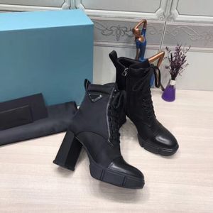 Triangle Nylon Canvans med läder Ankelstövlar Plattform Lace-up Round Toe 10cm Högklackat Plattor Bodies Chunky Boot Luxury Designer för Kvinnor Fabrikskor