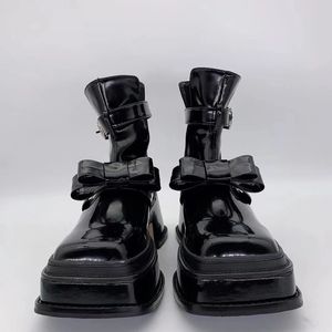 2021 Jesień Zima Buty gruby poderowane Łuk Mid-Tube Lokomotywa Martin Boot Women Square Toe Grube Heel Zwiększone buty mody