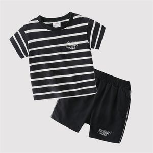 Sommar 3 4 5 6 8 10 år Barn Sport Passar Kortärmad Strip Letter Kläder Baby Kids Boys T-shirt Shorts Sets 210625