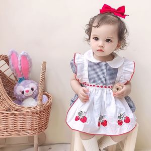 Cekcya verão bebê menina morango bordado macacão infantil irmã combinando roupas criança jumpsuit xadrez vintage 210615