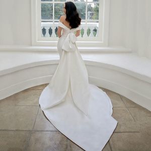 Semplici abiti da sposa a sirena in raso bianco con spalle scoperte scollo a V abiti da sposa lunghi con strascico staccabile con fiocco bowknot 2021