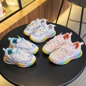 Fashion Boys Girl's Sports Shoes Rainbow Sole Mesh Barn Running Tennis Skor Bekväma Mjuka Non Slip Children's Sneakers G1025