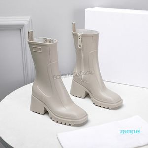 2021 Designer Designer Betty Gumy Buty Rain Block Heel Elek Square Toe PCV Skórzany Styl Boot Style Buty Rozmiar 35-40