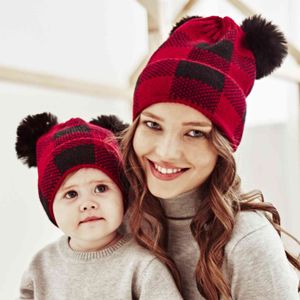 2021 New Christmas Buffalo Plaid Mamma och Mig Baby Vinter Varm Hattar Kvinnor Pom Akryl Stickad Beanie Hat