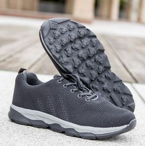 2022 Ademend lichtgewicht casual schoenen voor mannen vrouwen home outdoor sport sneakers trainers zwart gefokt grijs rood loafers flats run schoenen