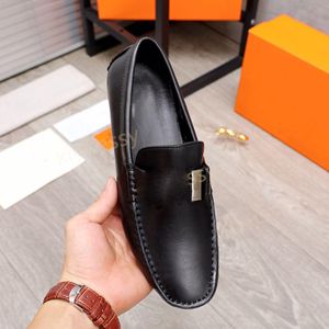 45.5 Bottom Sneaker Bowling Boat Dress Sapatos casuais Sapatos de fivela de metal Genuínos Montas de Moda Moda Menina Men Flats Flatos de Casamento Oxfords Gentlemen Walk