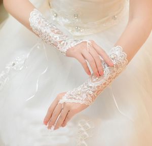 Wholesale of new lace bride wedding dress gloves high-end handmade sewn diamond exposed finger wedding gloves