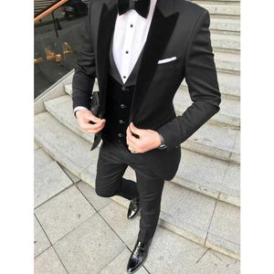 Nowy Slim Fit Mens Garnitury Dla Prom Party Z Czarnym Velvet Lapel Groom Tuxedos 3 sztuki Formalne Mężczyzna Zestaw Kurtka Pants Kamizelka X0909