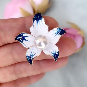 ピン、ブローチ女性エナメルホワイトアンドブルー蘭の花模造真珠のブローチピンゴールデンメッキジュエリーシンプルなデザインコートパーセントアクセサリ