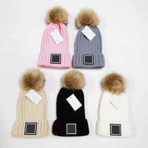 新しいファッションの取り外し可能な髪のボールビーニーブランドの女性の女性冬と秋の暖かい高品質通気性フィットされたバケツの帽子伸縮性のあるロゴのニットキャップC008285