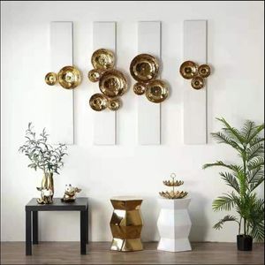 Guld keramisk stor rund skål dekorativa objekt enkel hängande dekoration hem hotell bakgrund väggdekoration