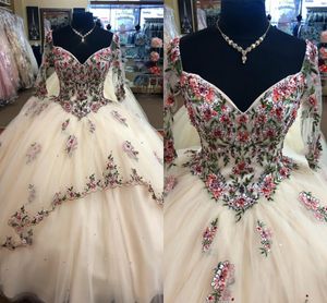 Puffy Champagne Quinceanera Klänning Sweet 16 Prom Girls Färgglada broderade Juliet Långärmad Sweetheart Princess Prom Graduation Dress