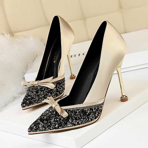 2019 Ny Pointe Fashion Bling Metal Heel Women Pumps Silk Grunt Koreanska Kvinnors Söta Små Bowknot Högklackat Skor 10cm Kvinna X0526