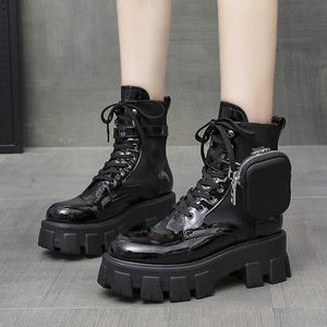 2021 New Winter Women Mid-bezerro Armazenamento Bolso Buckle Strap Motocicleta Botas Brilhantes Couro Plana Plataforma Bootie Booties Woman Y1018