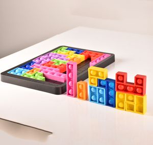 Das neueste Partyzubehör Dekompressionsspielzeug DIY Nagetier-tötende Pionierwürfel-Bausteine Brettspiel Silikonpresse